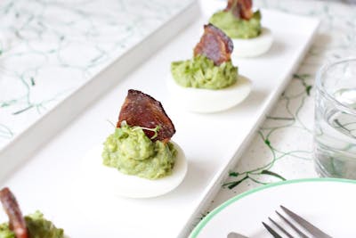 LCHF Breakfast by Fanny #3 – Avocado Eggs with Bacon Sails