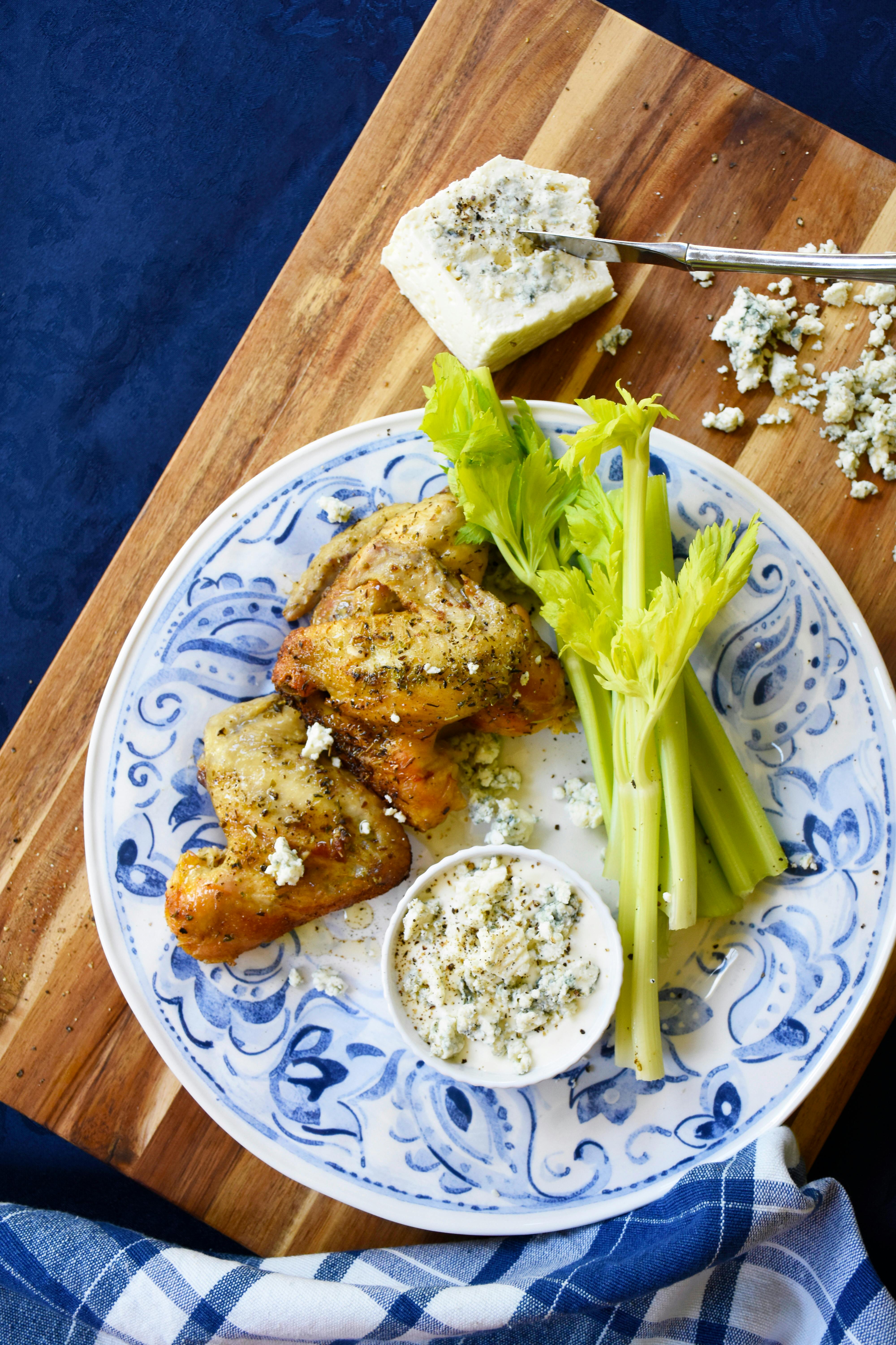 Alitas de pollo keto con aderezo de queso azul - Diet Doctor